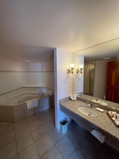 Bathroom 4, The Grand Hotel Nanaimo, Nanaimo