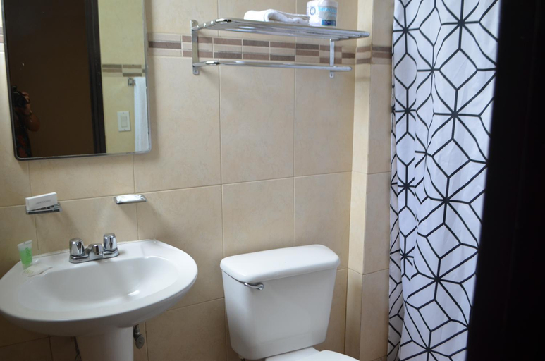 Bathroom 5, Hotel Caribe, Panamá