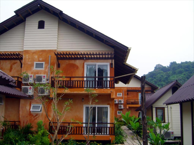 Exterior & Views