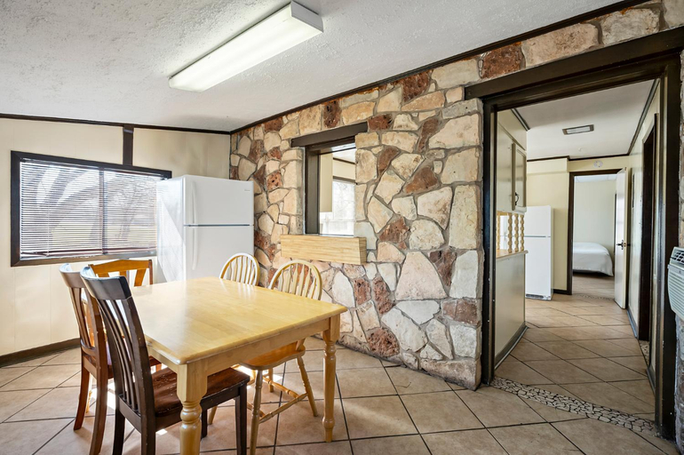 Others 5, Heidelberg Lodges, Comal