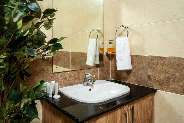 Bathroom 3, Modern Executive Luxury Suite near GTC Westlands, Starehe