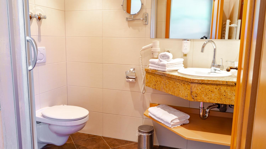 Bathroom 4, Wohlfuhlhotel zur Post, Regen