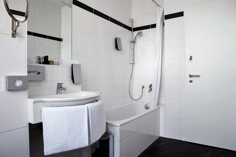 Bathroom 4, Grand Hotel Downtown, Frankfurt am Main