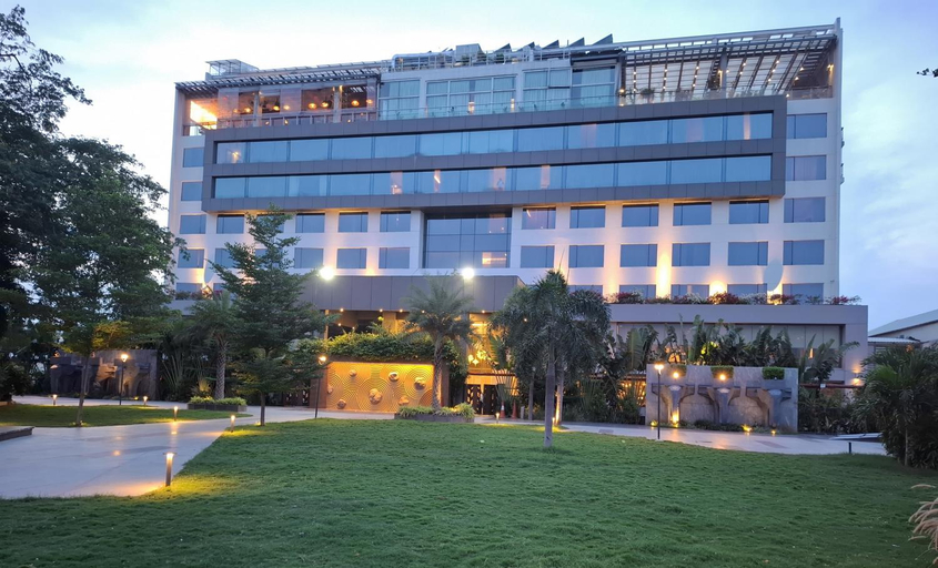 Exterior & Views