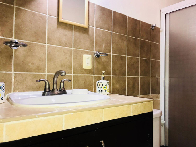 Bathroom 3, 5th Avenue 3 people Balcony Apartment, Cozumel