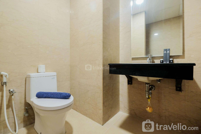 Bathroom 4, Cozy 3BR Pancoran L'Avenue Apartment By Travelio, Jakarta Selatan