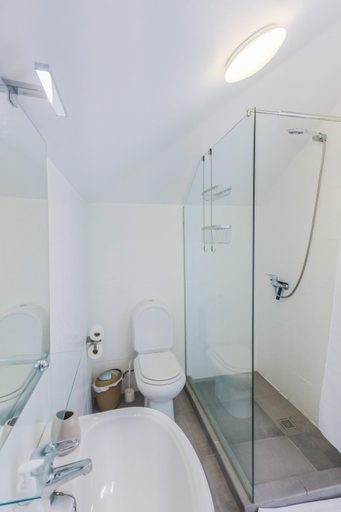 Bathroom 2, Casa Serena Apartments, Calheta