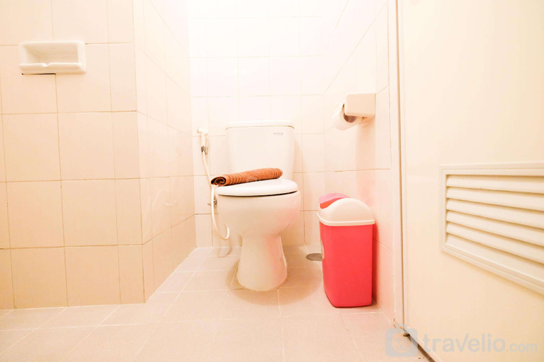 Bathroom, Signature Park Grande Studio Apt By Travelio, East Jakarta