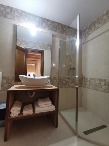 Bathroom 5, Hanul Greweln, Medias