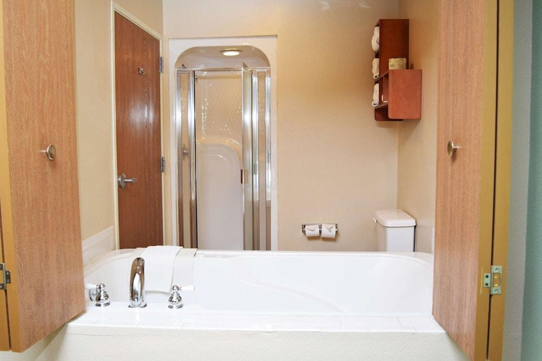 Bathroom 4, Beachfront Hotel Houghton Lake, Roscommon