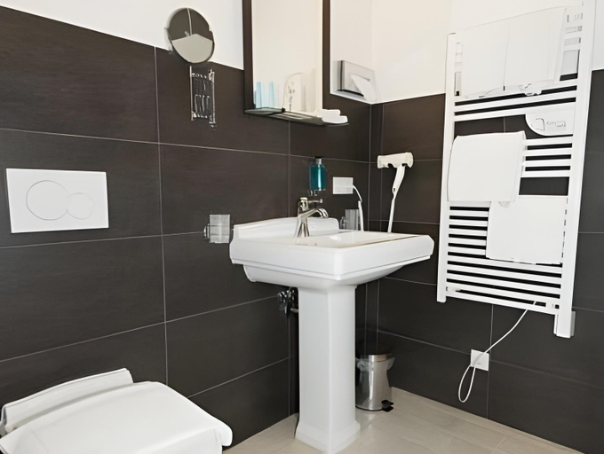 Bathroom 3, DIE POST Landgasthof Aufkirchen, Starnberg