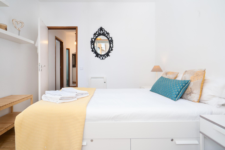 Bedroom 2, Renovated 3BR Apt Near City Hotspots – Great Value, Porto