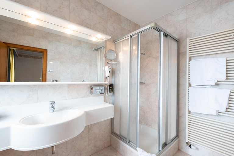 Bathroom 3, Hotel Reipertingerhof, Bolzano