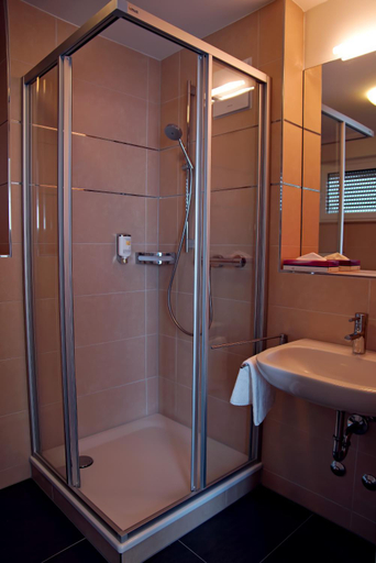 Bathroom 5, Milbor Hotel, Main-Taunus-Kreis