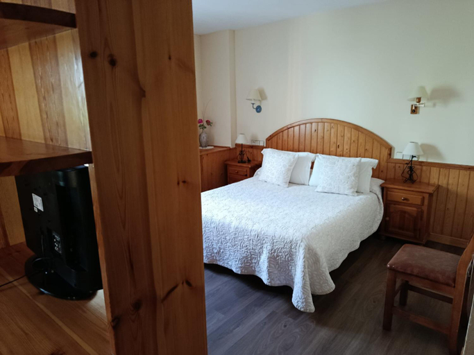 Bedroom 3, Hotel Llacs De Cardos, Lleida