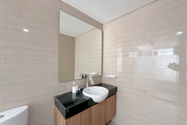 Bathroom 5, Modern Minimalist 2BR at Linden Apartment By Travelio, Surabaya