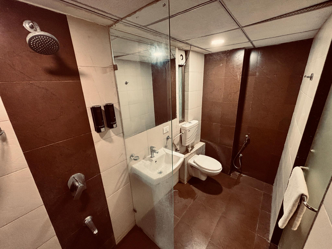 Bathroom 3, Rajhans Belliza Appartment Units, Surat