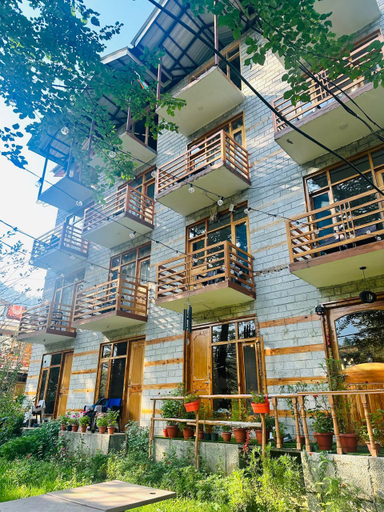 Exterior & Views