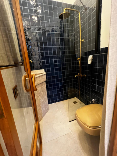 Bathroom 2, istifci, Urla