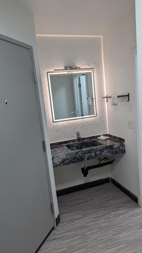 Bathroom 4, Evergreen Inn & Suites Portland, Multnomah