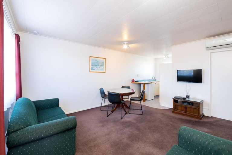 Others 5, Chevron Motel, Taupo