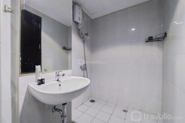 Bathroom 5, Warm Enjoy Living Studio Casa de Parco By Travelio, Tangerang