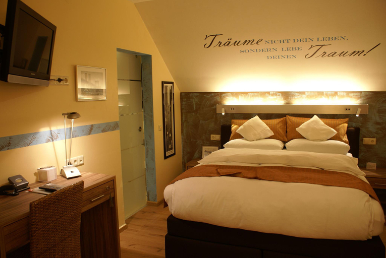 Bedroom 2, Hotel Storchen, Lörrach