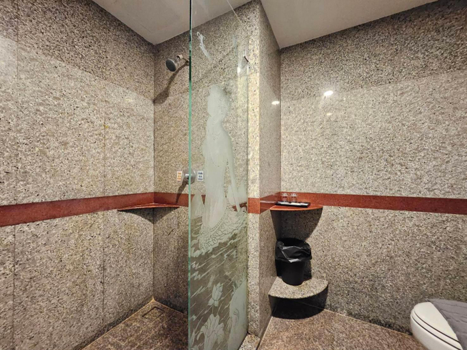 Bathroom, Paramount Palace Hotel Dannok, Sadao