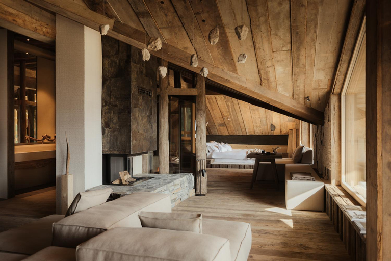 Others 4, eriro, Reutte