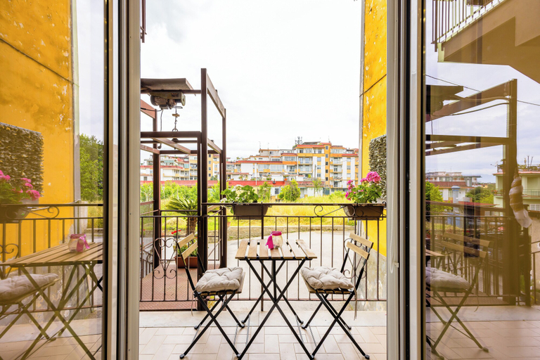 Balcony 3, Domus Capodimonte Flat by Napoliapartments, Napoli