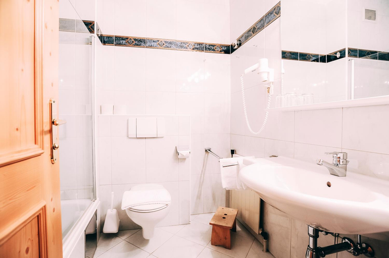 Bathroom 2, Kinderhotel Stegerhof, Liezen
