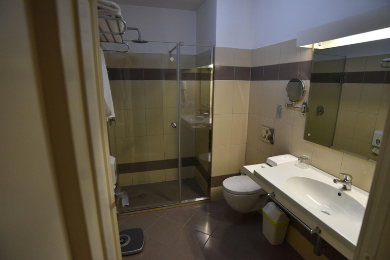 Bathroom 3, Hotel Sokrat, Tiranës