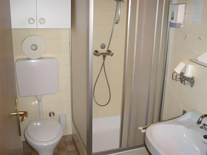 Bathroom, Gasthof Schlossberghof, Lienz