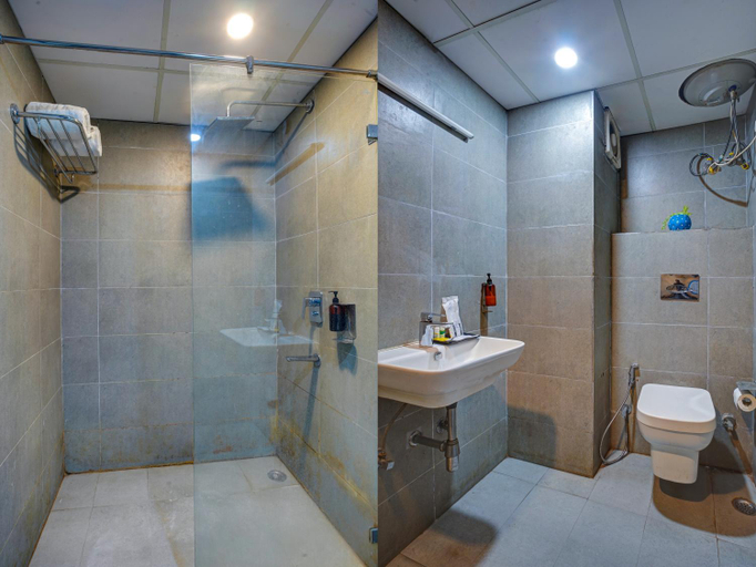 Bathroom 4, Hotel Aerostar Grand, Delhi
