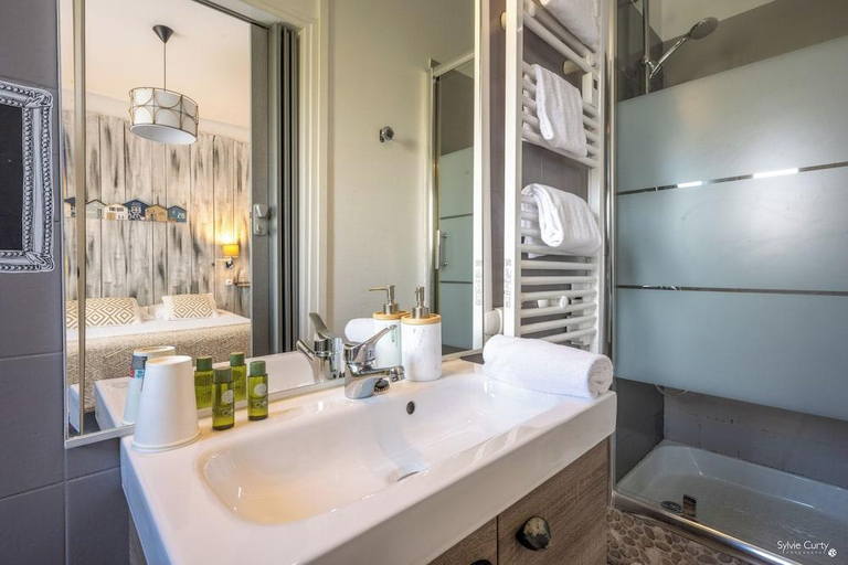 Bathroom 3, Hotel La Roseraie, Charente-Maritime