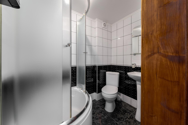Bathroom 3, Robert Hotel, Rakhivs'kyi