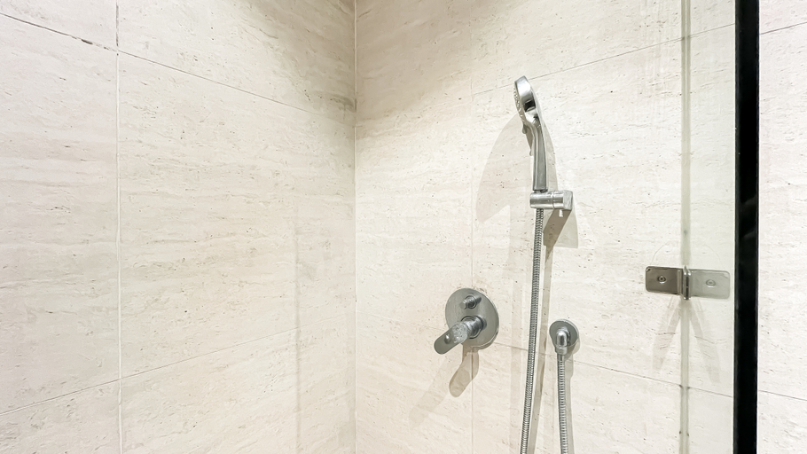 Bathroom 5, Modern Minimalist Studio Room at Gold Coast Apartment By Travelio, North Jakarta