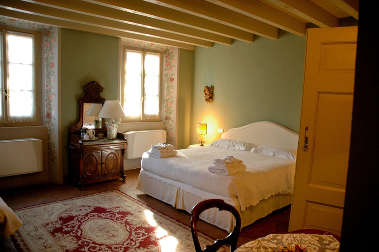 Bedroom 3, Villa Valentina, Varese