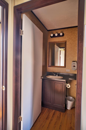 Bathroom, Ellipse Global Lodge, Eddy