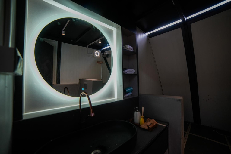 Bathroom, Aayna, Kullu