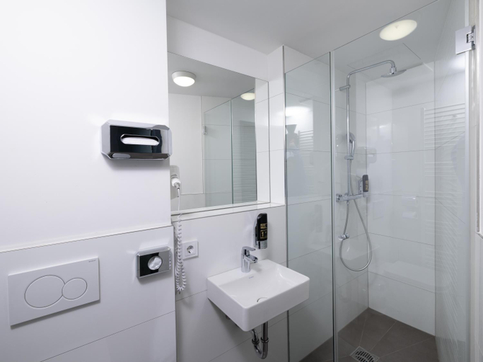 Bathroom 5, Smart Stay Hotel Station, München