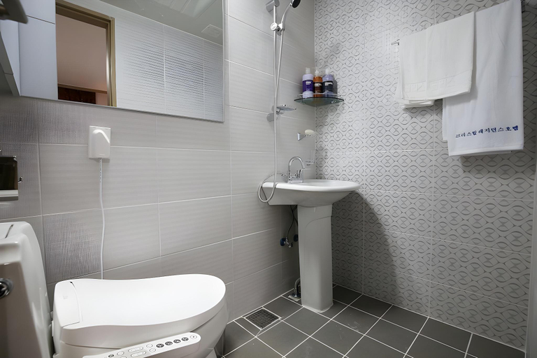 Bathroom 3, Crystal Residence Hotel, Daedeok