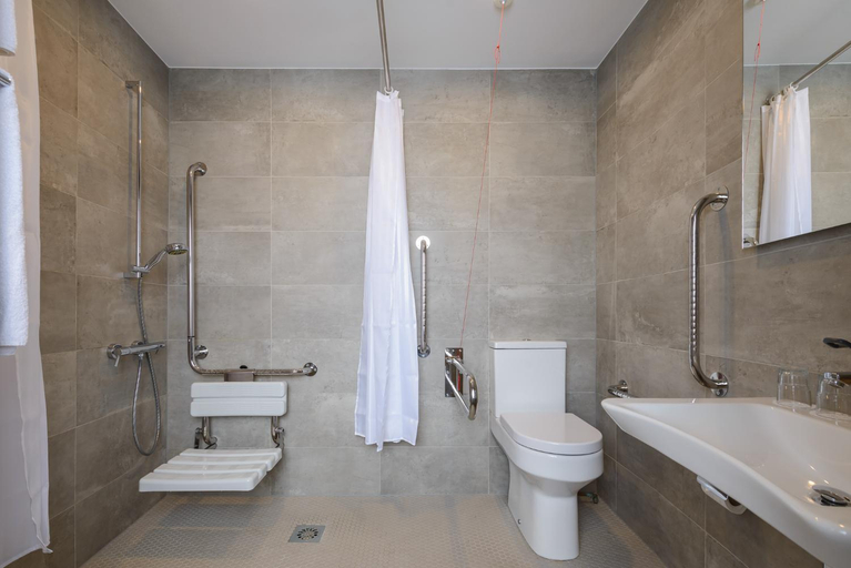 Bathroom 5, Clybaun Hotel