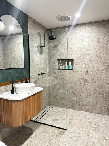 Bathroom 2, The Sherwood Hotel, Lismore - Pt A