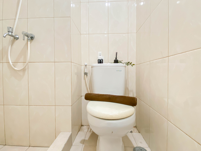Bathroom 5, Simple and Strategic Location Studio Apartment at Springlake Summarecon Bekasi By Travelio, Bekasi