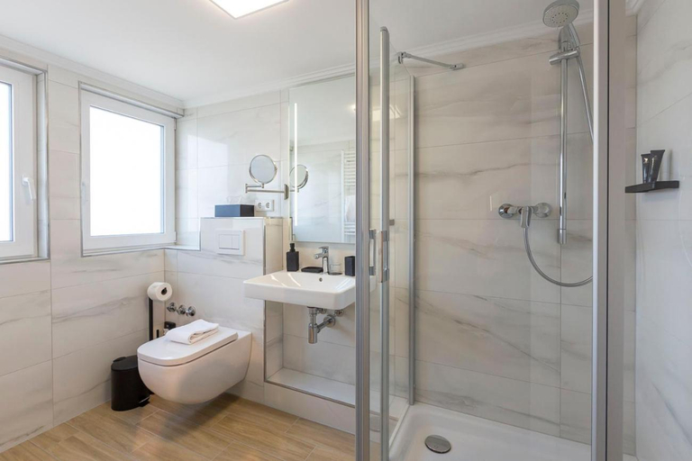Bathroom 5, Delphi Hotel & Restaurant, Harburg