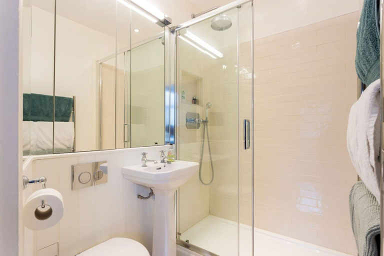 Bathroom, Artistic 1bed Flat, London