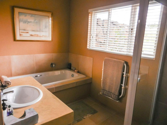 Bathroom, Watersmeet cottages, Nkangala