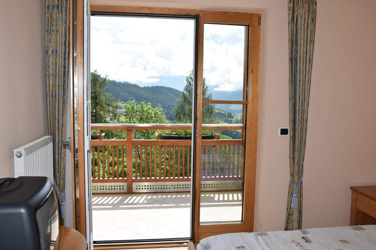 Bedroom 2, Gasthaus zum Weissen Kreuz, Bolzano