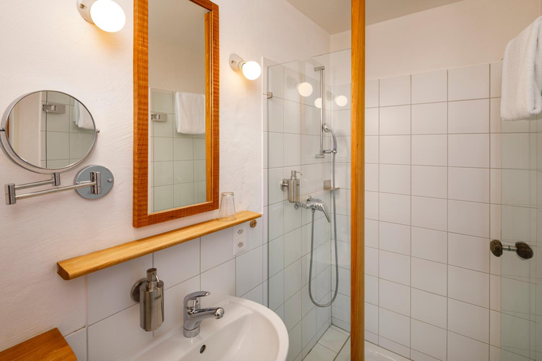 Bathroom 2, Hotel Restaurant Schiff, Höfe